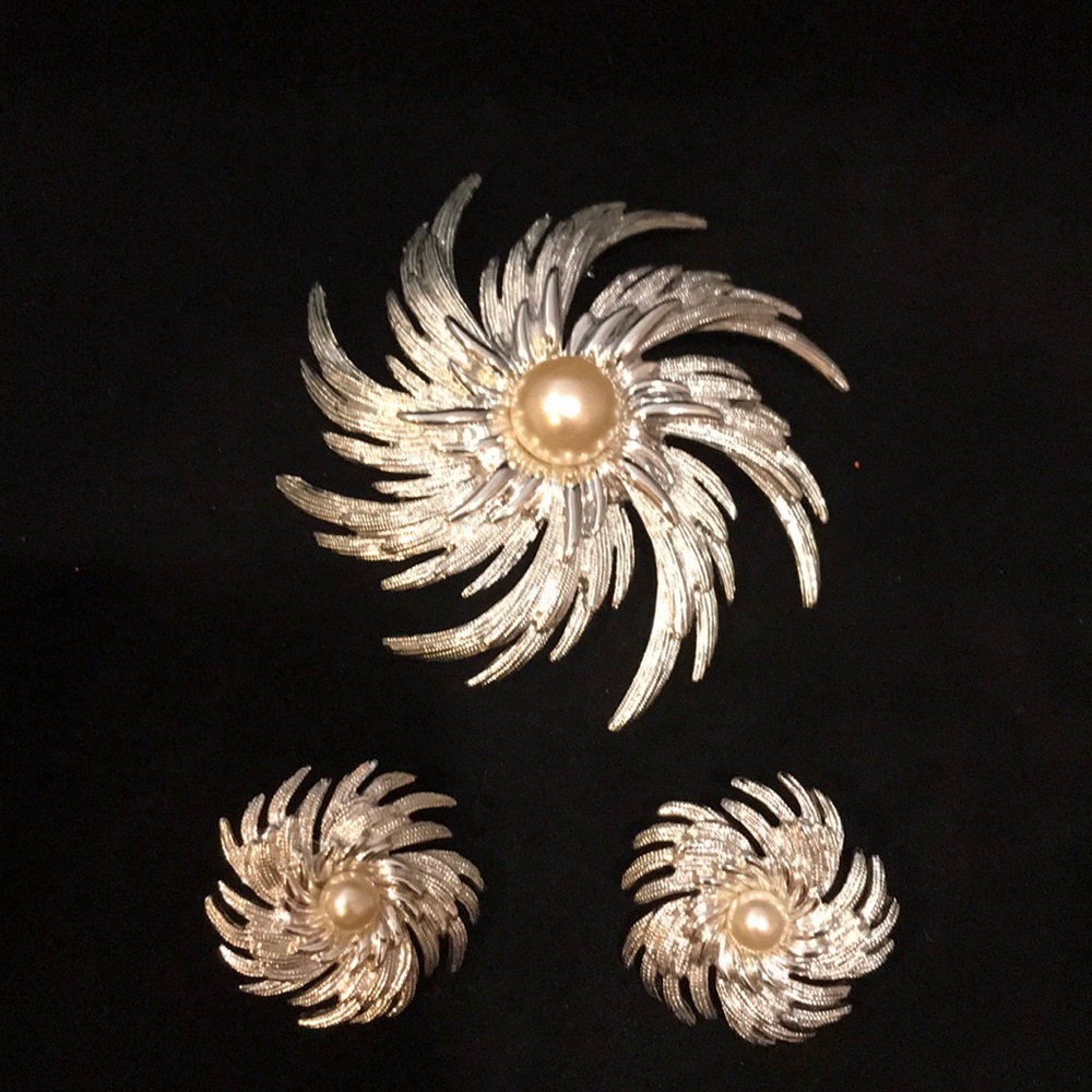 Vintage 60’s silver and faux pearl brooch set